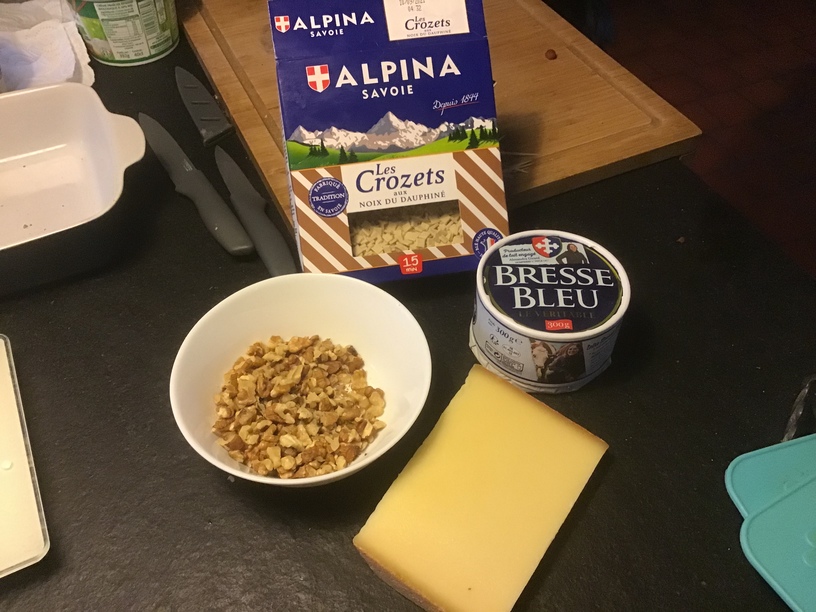 Les ingrédients principaux : crozets, bleu de Bresse, noix et beaufort